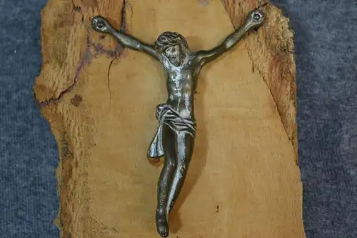 Kruzifix, Jesus am Kreuz, Messing auf Holz, etwa 1920