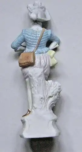 Figur aus Bisquit-Porzellan im Rokoko-Stil, bemalt