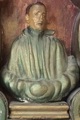 Büste des Heiligen Aloisius in kleinem schrein-ähnlichen vorne offenem Kästchen