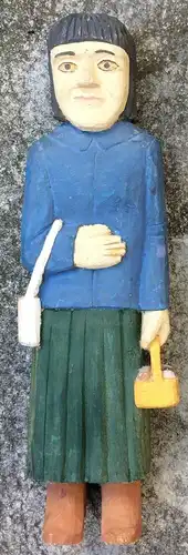 Holzgeschnitzte gefaßte Skulptur Frau mit Korb, wohl Polen 1980er Jahre