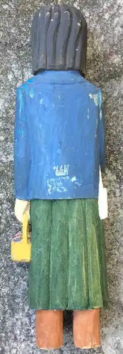 Holzgeschnitzte gefaßte Skulptur Frau mit Korb, wohl Polen 1980er Jahre