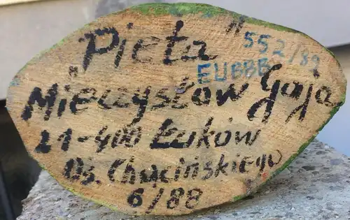 Holzgeschnitzte gefaßte Pieta von Mieczysław Gaja, 1988