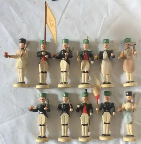 Elf Figuren aus Holz – Bergleute, wohl aus dem Erzgebirge, ohne Marke