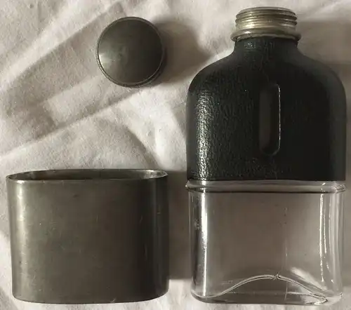 Kleine Schnapsflasche von James Dixon & Sons, Sheffield, Glas in Zinnmontur