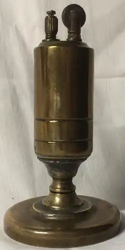 Altes rundes Tischfeuerzeug aus Messing, ohne Marke, 1. Hälfte 20. Jahrhundert