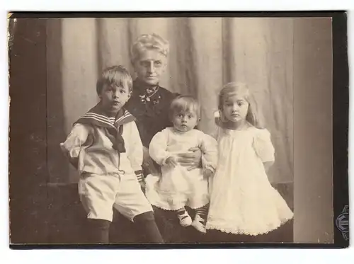 7 uralte Familienphotos meist schwarz/weiß, eines davon koloriert .