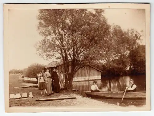 7 uralte Familienphotos meist schwarz/weiß, eines davon koloriert .