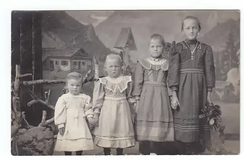 7 uralte Familienphotos meist schwarz/weiß, eines davon koloriert .