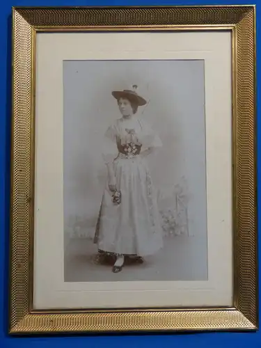 Fotografie,Frau i.Dirndl,feuervergoldeter Messingrahmen mit Ständer,ca. 1870