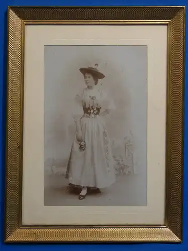 Fotografie,Frau i.Dirndl,feuervergoldeter Messingrahmen mit Ständer,ca. 1870