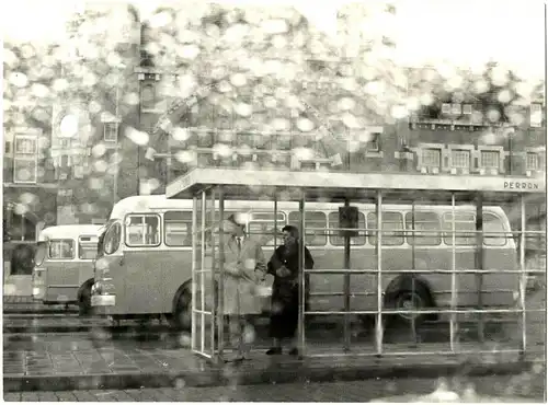 Original-Photographie von Gert Mähler „Autobus-Bahnhof im Regen (Haarlem)“