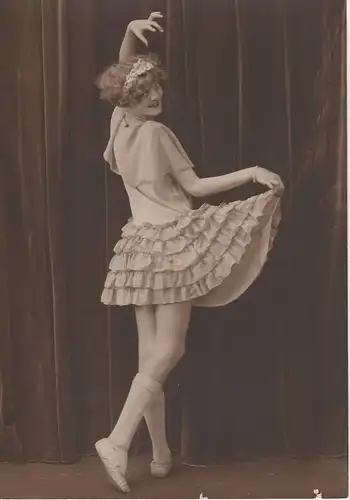 Fotografie, s/w, Hemes Studio; Newark, junge Ballett-mädchen, stehend, ca.1920