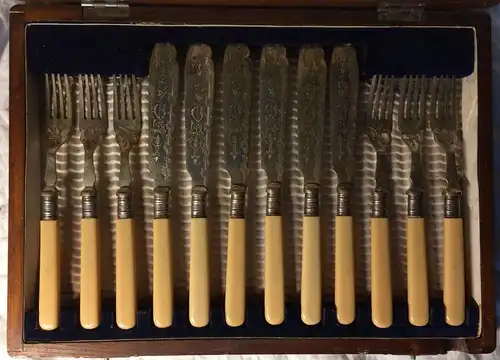14-teiliges versilbertes Fischbesteck ohne Marke im Original-Besteckkasten