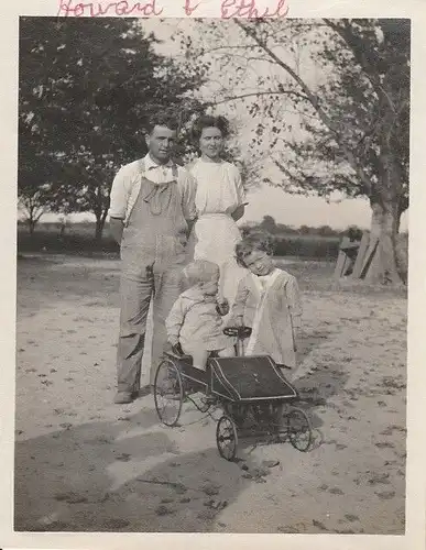 Fotografie, s/w,Familie mit Kind im Tretauto,USA etwa 1930