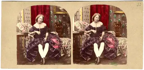 Junge Frau auf Sofa sitzend – Colorierte Stereophotographie ca. 1870
