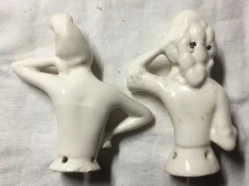 Zwei kleine Figuren aus Porzellan, Teile von Warmhaltehauben für Teekannen