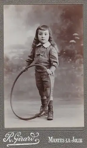Fotografie, s/w, Kind mit Reifen,etwa 1900,Foto : R.Girard, Mantes s. Seine
