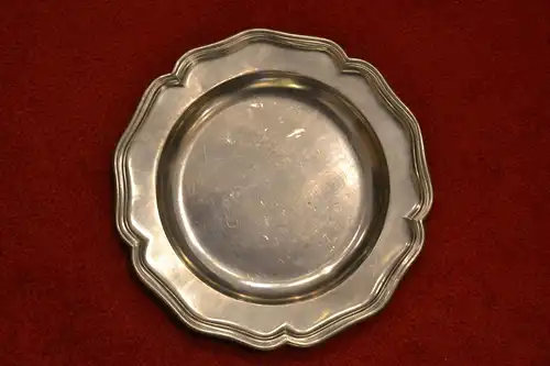 Zinnteller,  englisches Feinzinn, ca. 24 cm Durchmesser, etwa 1930
