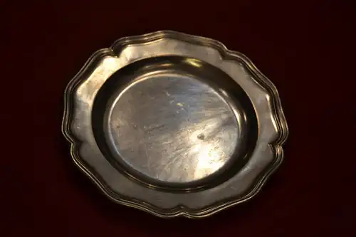 Zinnteller,  englisches Feinzinn, ca. 24 cm Durchmesser, etwa 1930