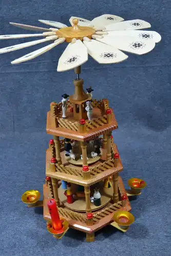 Weihnachtspyramide, antik, Handarbeit,aus dem Bayerischen Wald