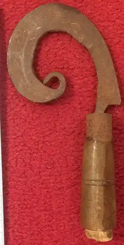 Sichelähnliches Gerät / Werkzeug aus Metall mit Holzgriff