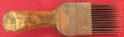 Alter Flachskamm aus Holz mit 18 Spießen aus Metall
