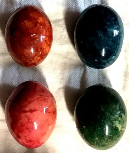 Fünf Deko-Ostereier ohne Marke aus Stein bzw. Keramik