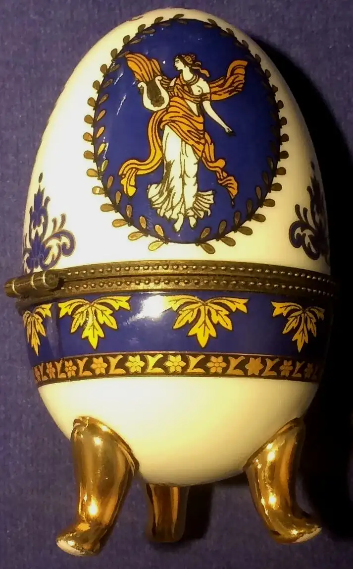 Dekoratives aufklappbares Deko-Ei der Marke Limoges aus Porzellan auf drei Füßen
