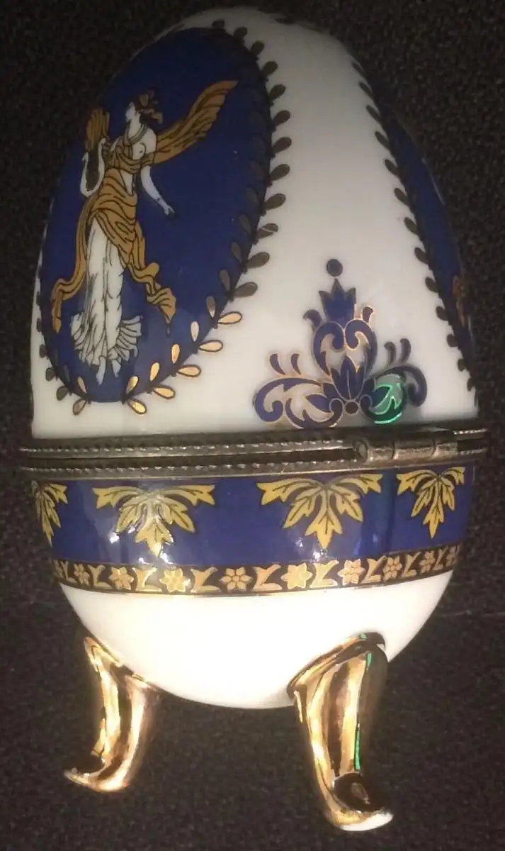 Dekoratives aufklappbares Deko-Ei der Marke Limoges aus Porzellan auf drei Füßen