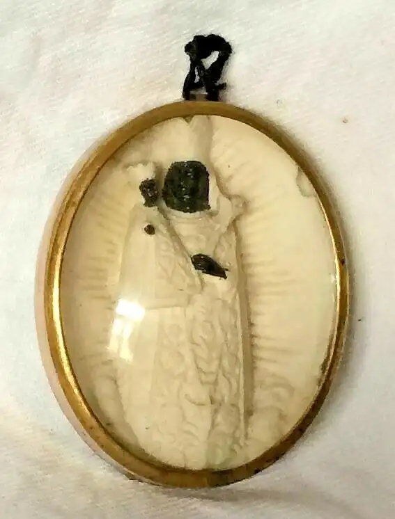 Ovales Messing-Medaillon Madonna mit Kind hinter gewölbtem Glas,Stukaturgips