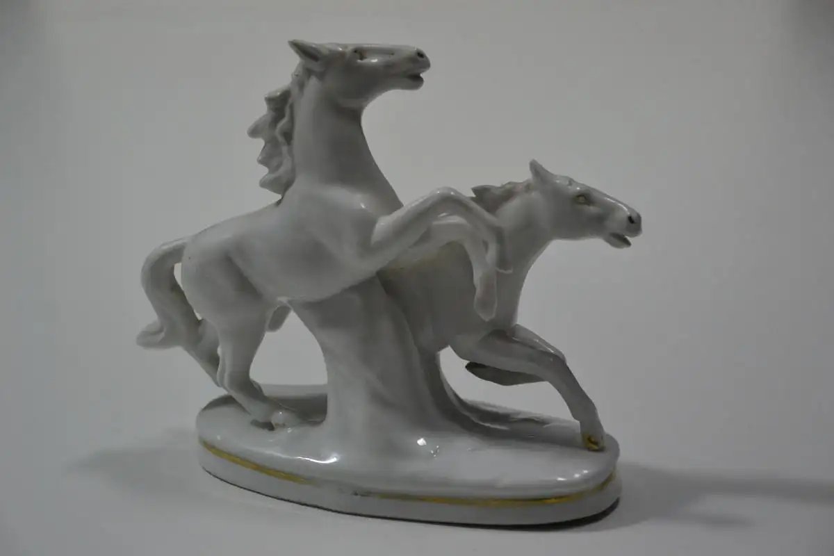 Porzellan, zwei laufende Pferde, teilvergoldet, Gräfenthal, ca. 1950