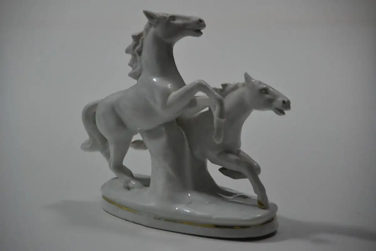 Porzellan, zwei laufende Pferde, teilvergoldet, Gräfenthal, ca. 1950