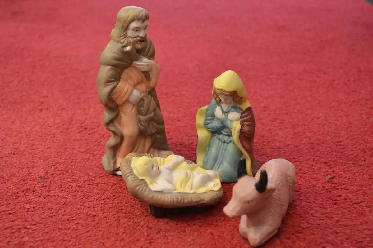 Weihnachten, Krippenfiguren, Maria, Josef, Jesuskind, Ochs, Ton handbemalt