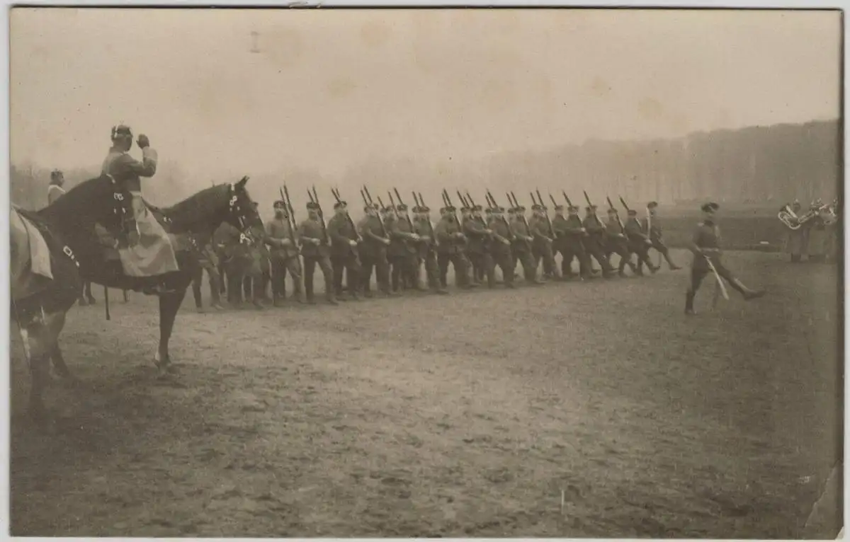 Photographie 1. Weltkrieg: Kaiser Wilhelm II. beim Truppenbesuch