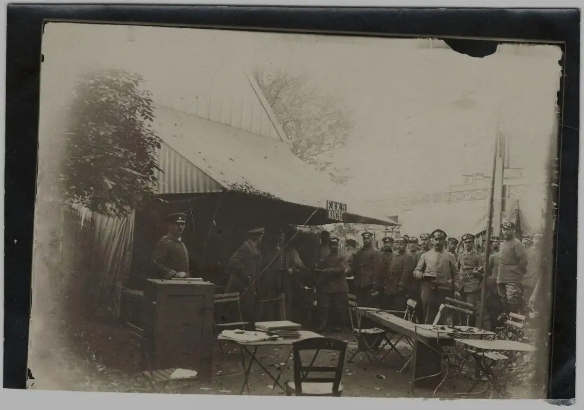 Original-Photographie 1. Weltkrieg: Soldaten vor Feldküche, ca. 1917