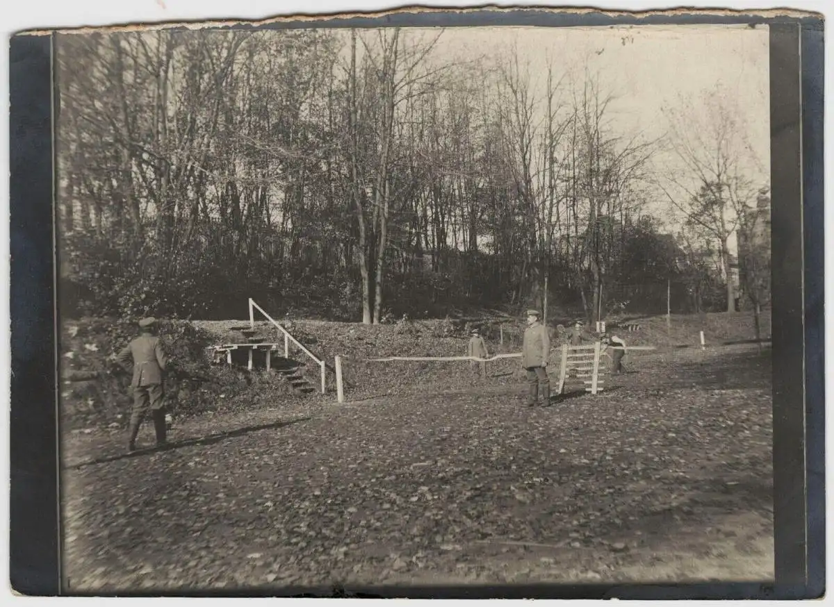 Original-Photographie 1. Weltkrieg: Soldaten beim Tennisspielen, wohl Frankreich