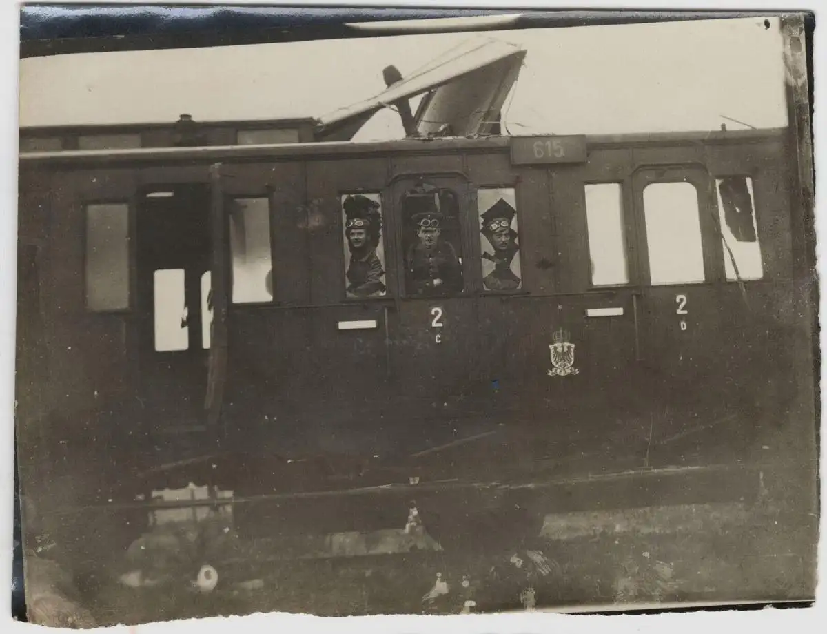 Original-Photographie 1. Weltkrieg: 3 Soldaten in beschädigtem Wagon, ca. 1917