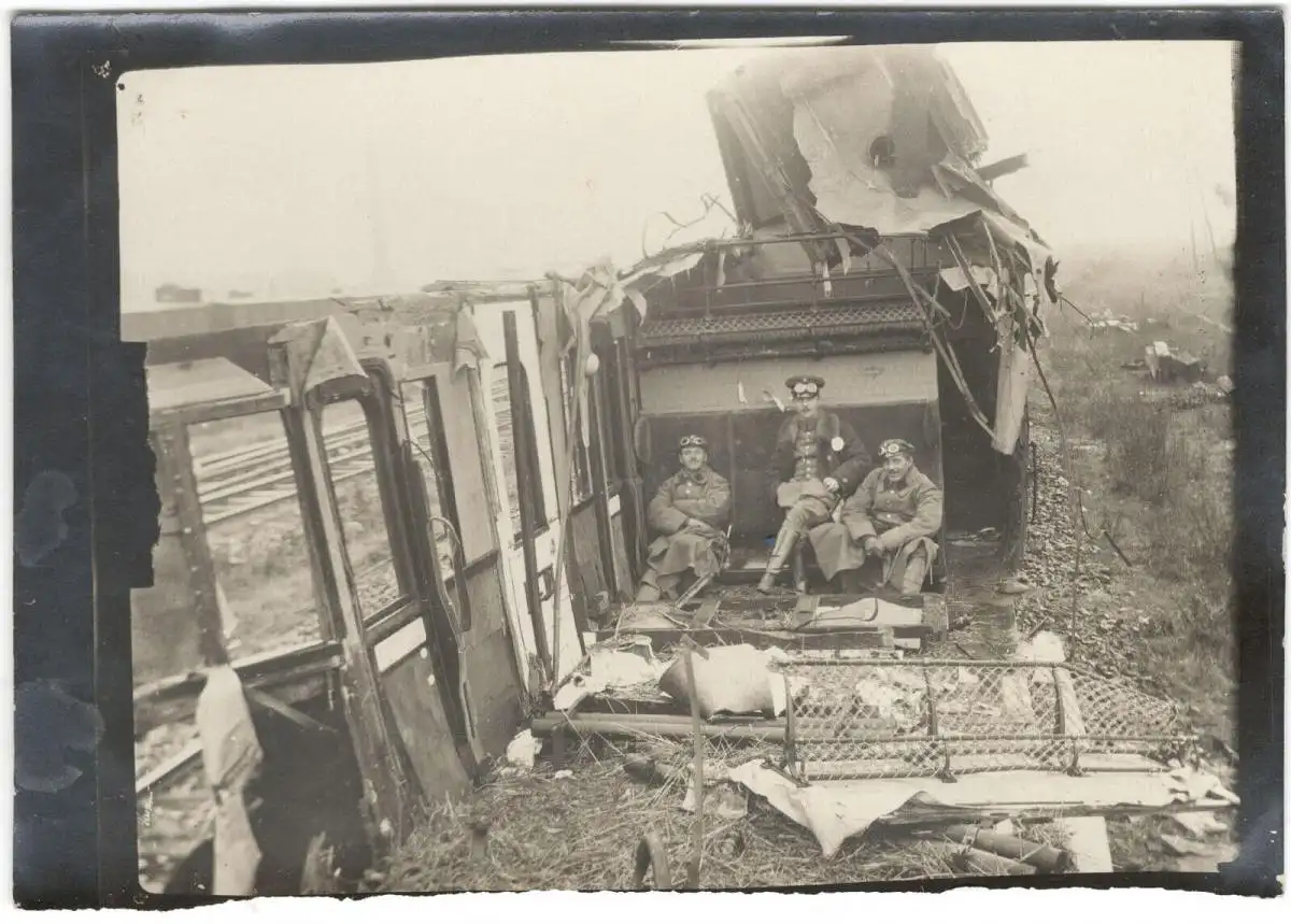 Original-Photographie 1. Weltkrieg: Drei Soldaten in zerstörtem Wagon, ca. 1917
