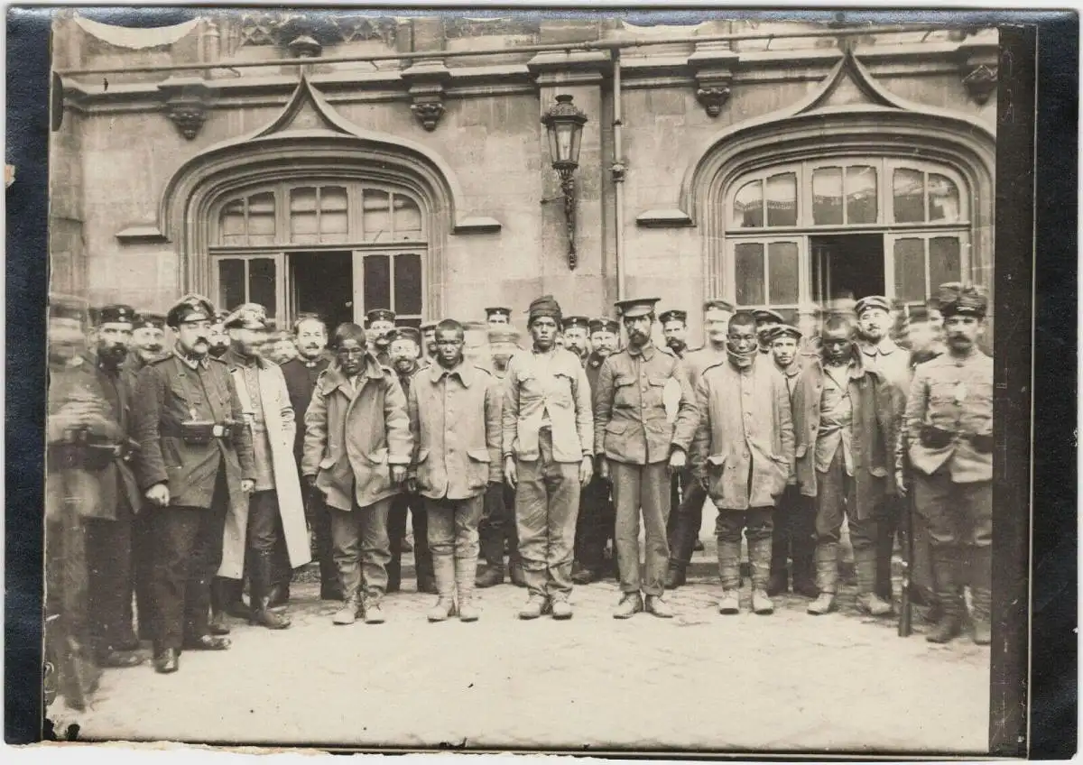 Orig.-Photographie 1. Weltkrieg: Soldaten mit einer Gruppe Kriegsgefangener