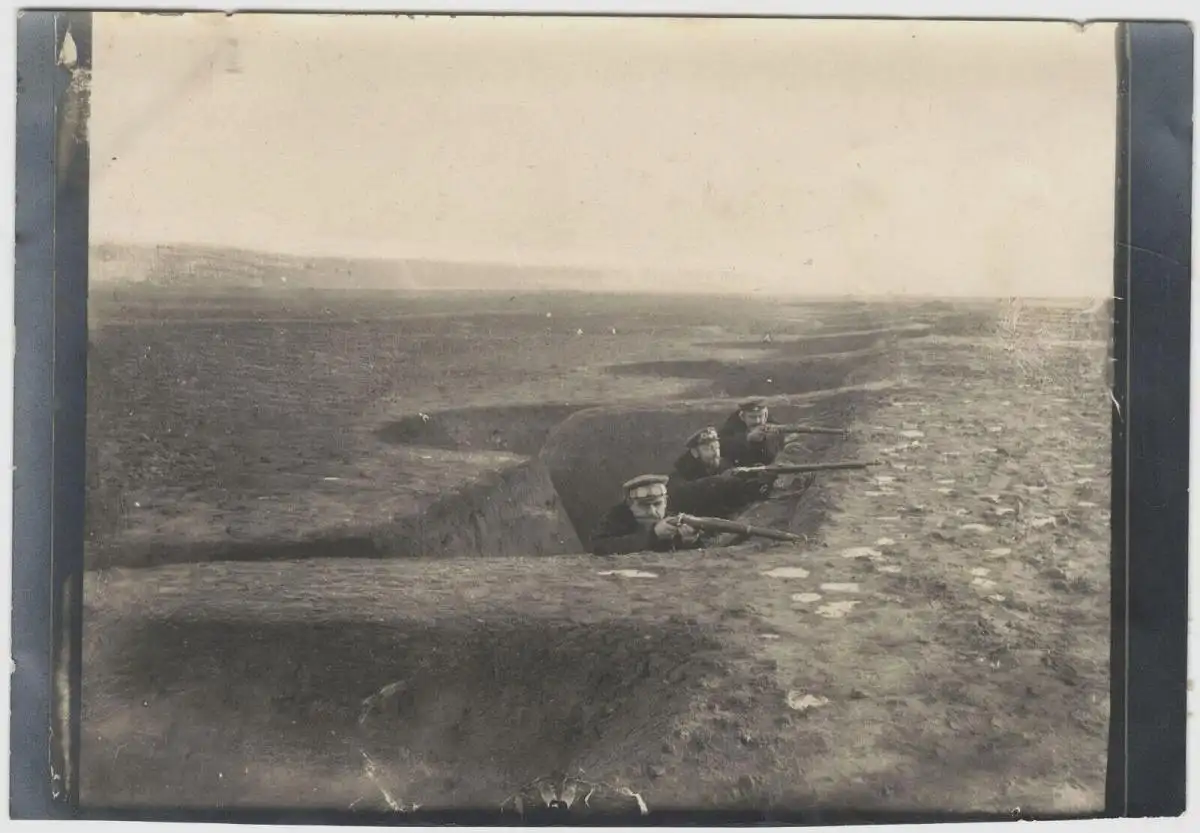 Orig.-Photographie 1. Weltkrieg: 3 Soldaten feuern aus  Schützengraben, ca. 1917