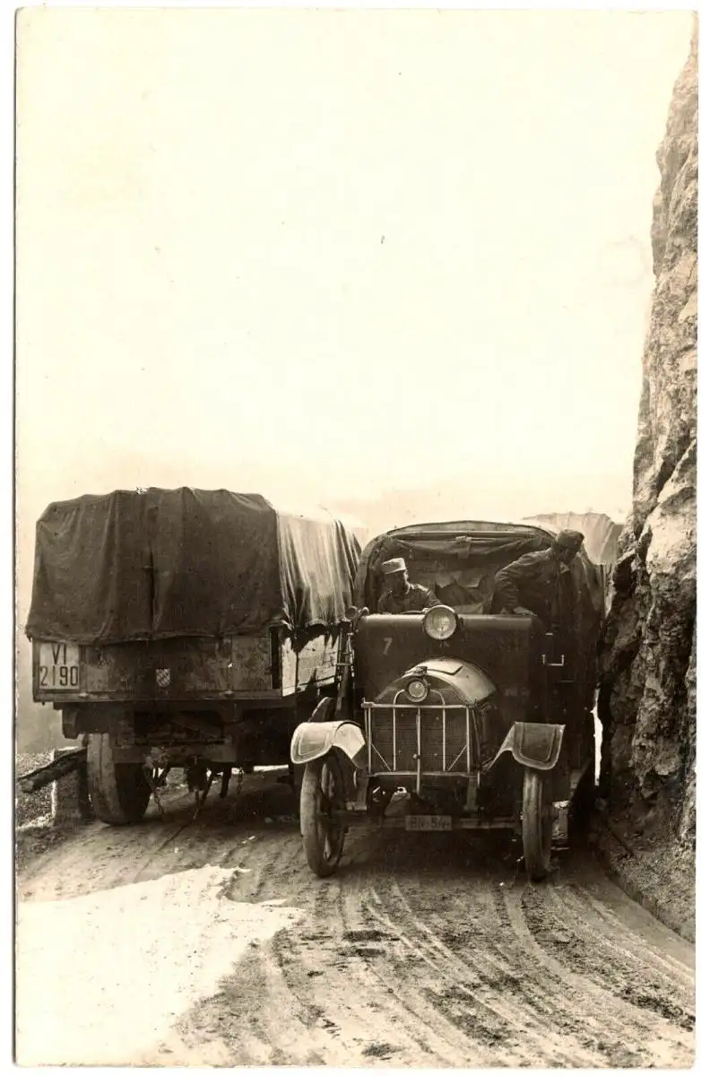 Original-Photographie 1. Weltkrieg: Zwei Militär-LKWs begegnen sich, ca. 1917