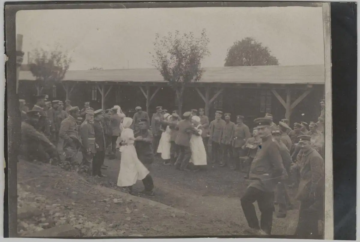 Zwei Original-Photographien 1. Weltkrieg: Gruppe v Soldaten und Sanitätspersonen