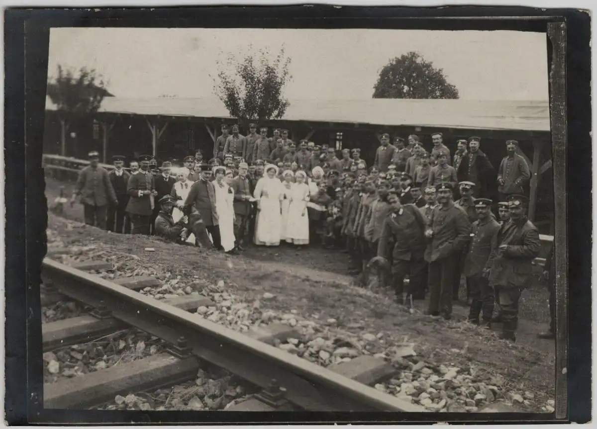 Zwei Original-Photographien 1. Weltkrieg: Gruppe v Soldaten und Sanitätspersonen