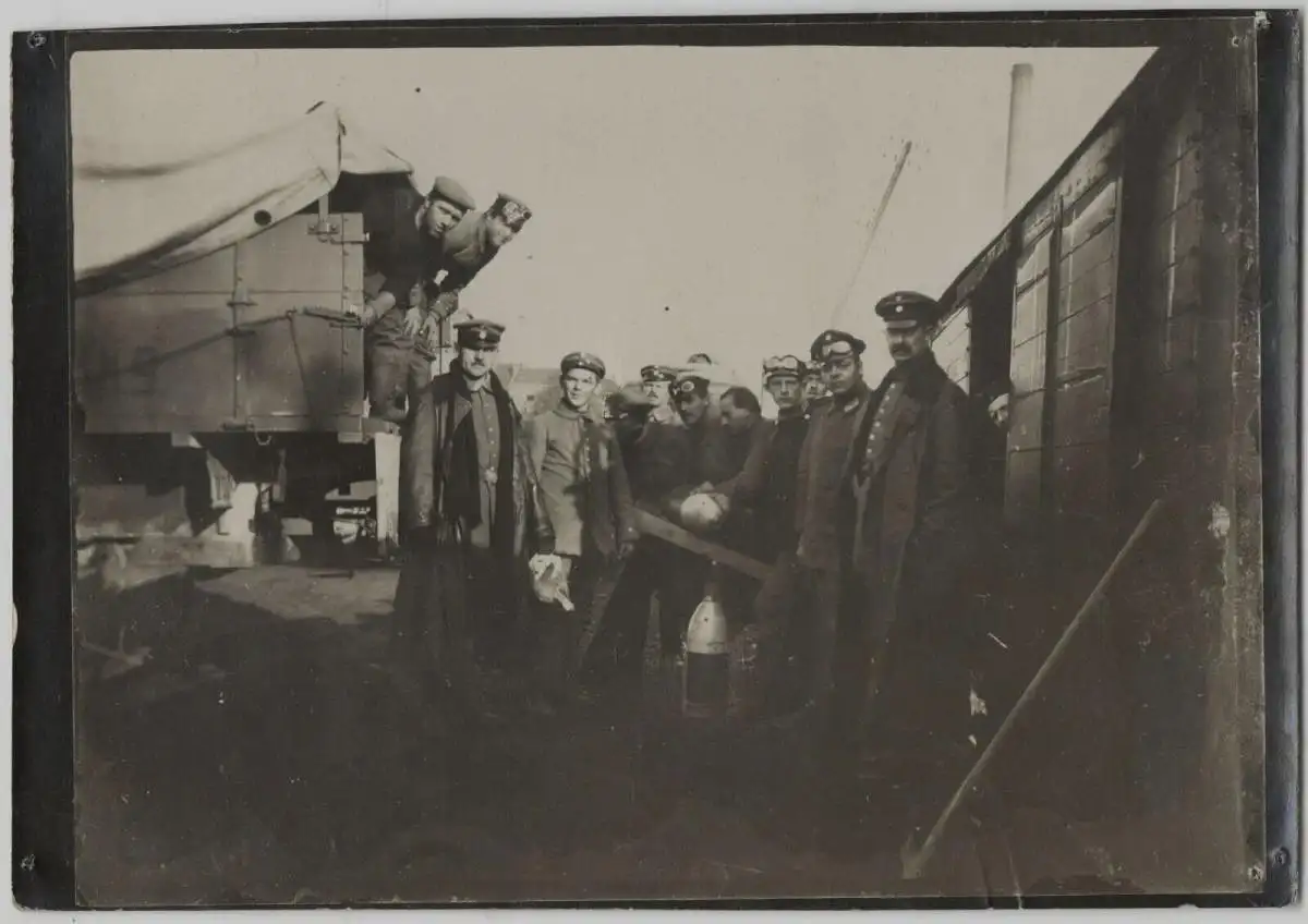 Original-Photographie 1. Weltkrieg: Gruppe von Soldaten beim Entladen von Bomben