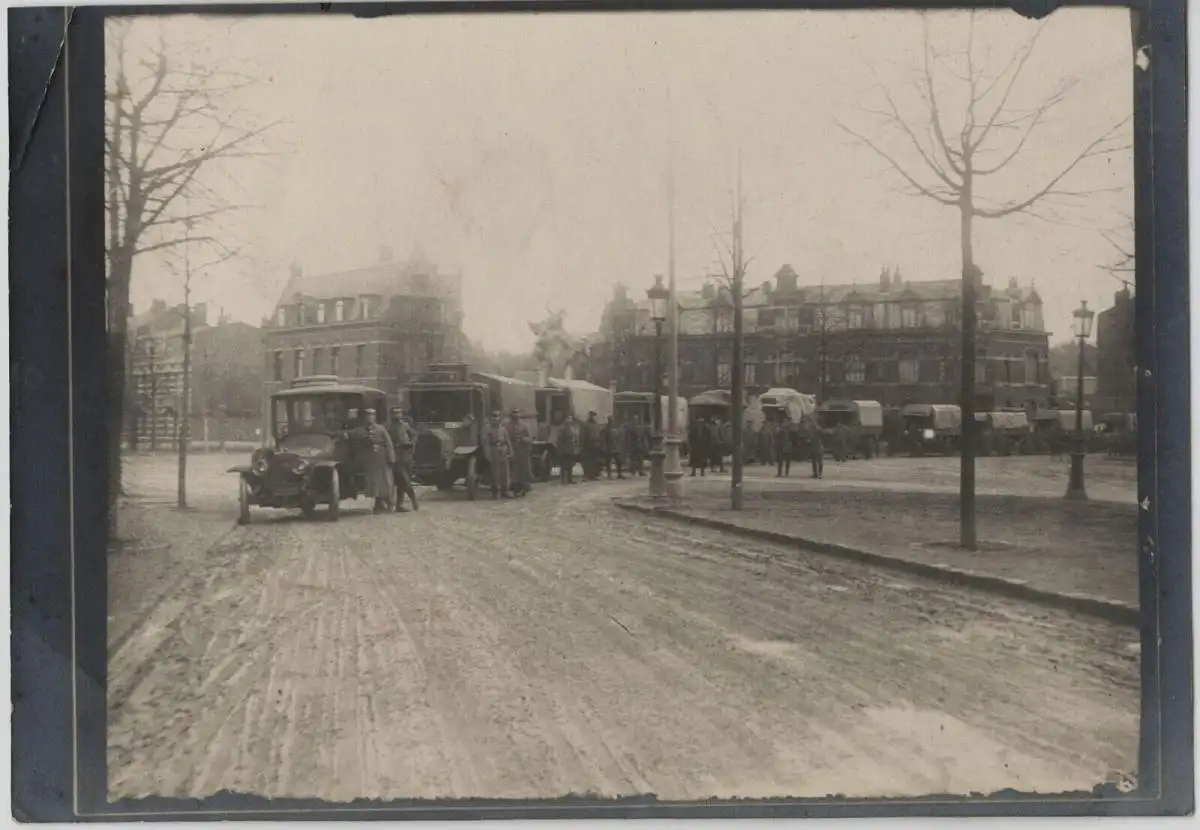 Original-Photographie 1. Weltkrieg: Kolonne von Militär-LKWs, ca. 1917