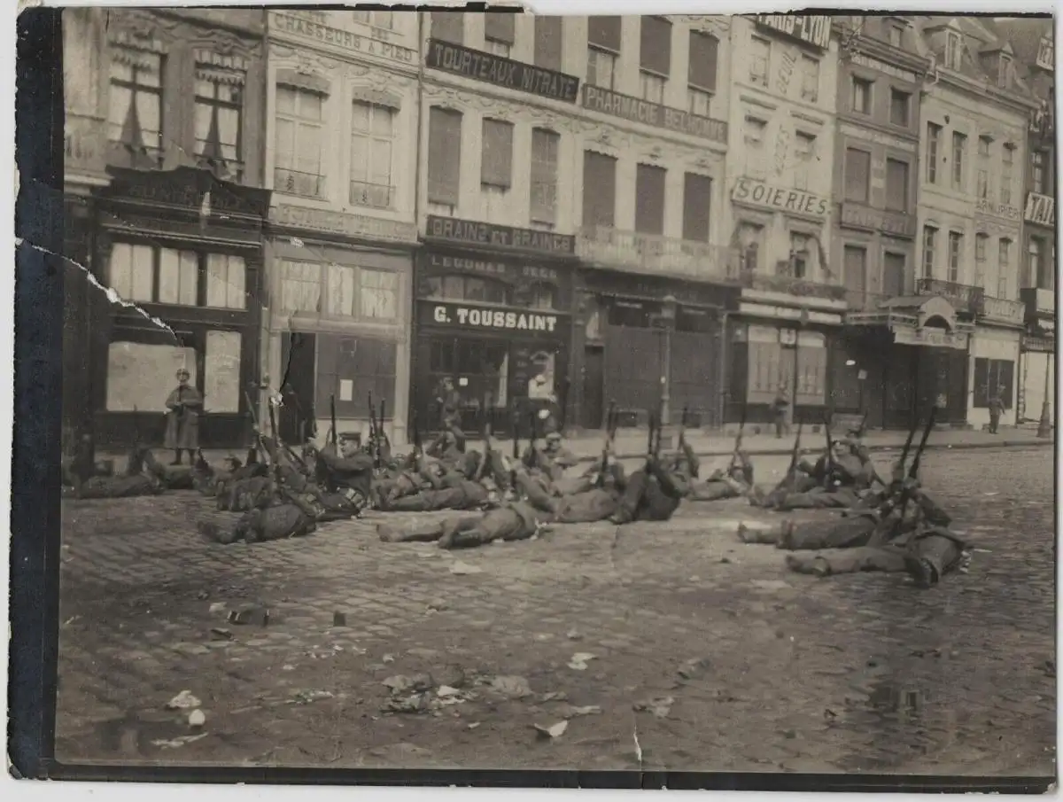 Original-Photographie 1. Weltkrieg: Soldaten in Frankreich schießen auf Flugzeug