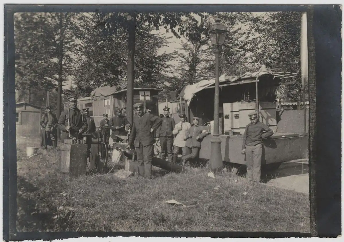 Original-Photographie 1. Weltkrieg: Gruppe von Soldaten vor Militärkonvoi