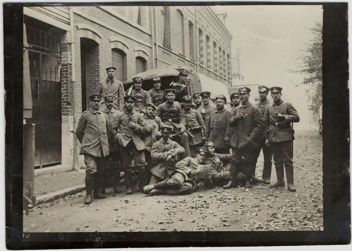 Original-Photographie 1. Weltkrieg: Gruppenphoto von 20 Soldaten vor Militär-LKW