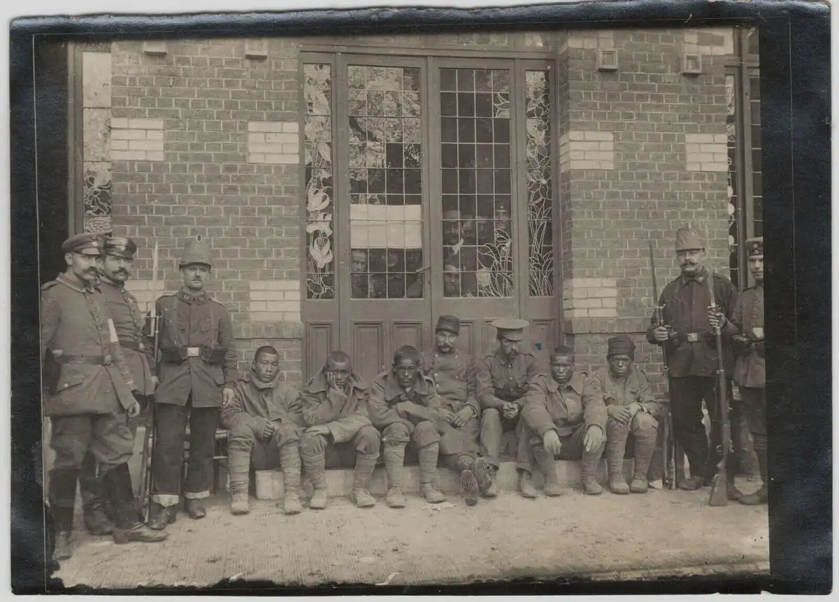 Original-Photographie 1. Weltkrieg: Soldaten bewachen Kriegsgefangene, ca. 1917