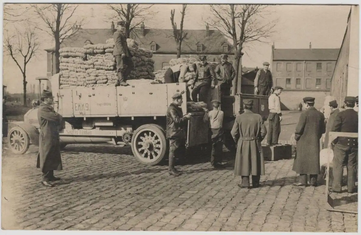 Photographie 1. Weltkrieg: Soldaten beim Beladen eines Militär-LKWs, ca. 1917